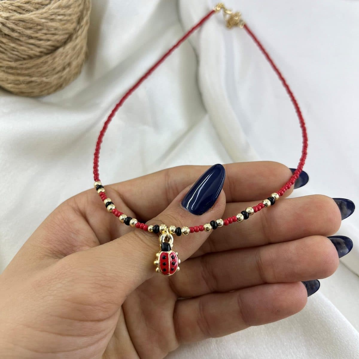 گردنبند زنانه مهره ای تابستانی مدل کفشدوزک کد N5263 — تصویر ۳