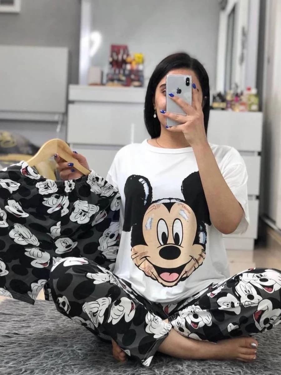 ست لباس راحتی سه تیکه تیشرت و شلوار و شرتک طرح میکی موس رنگ مشکی کد 1042
