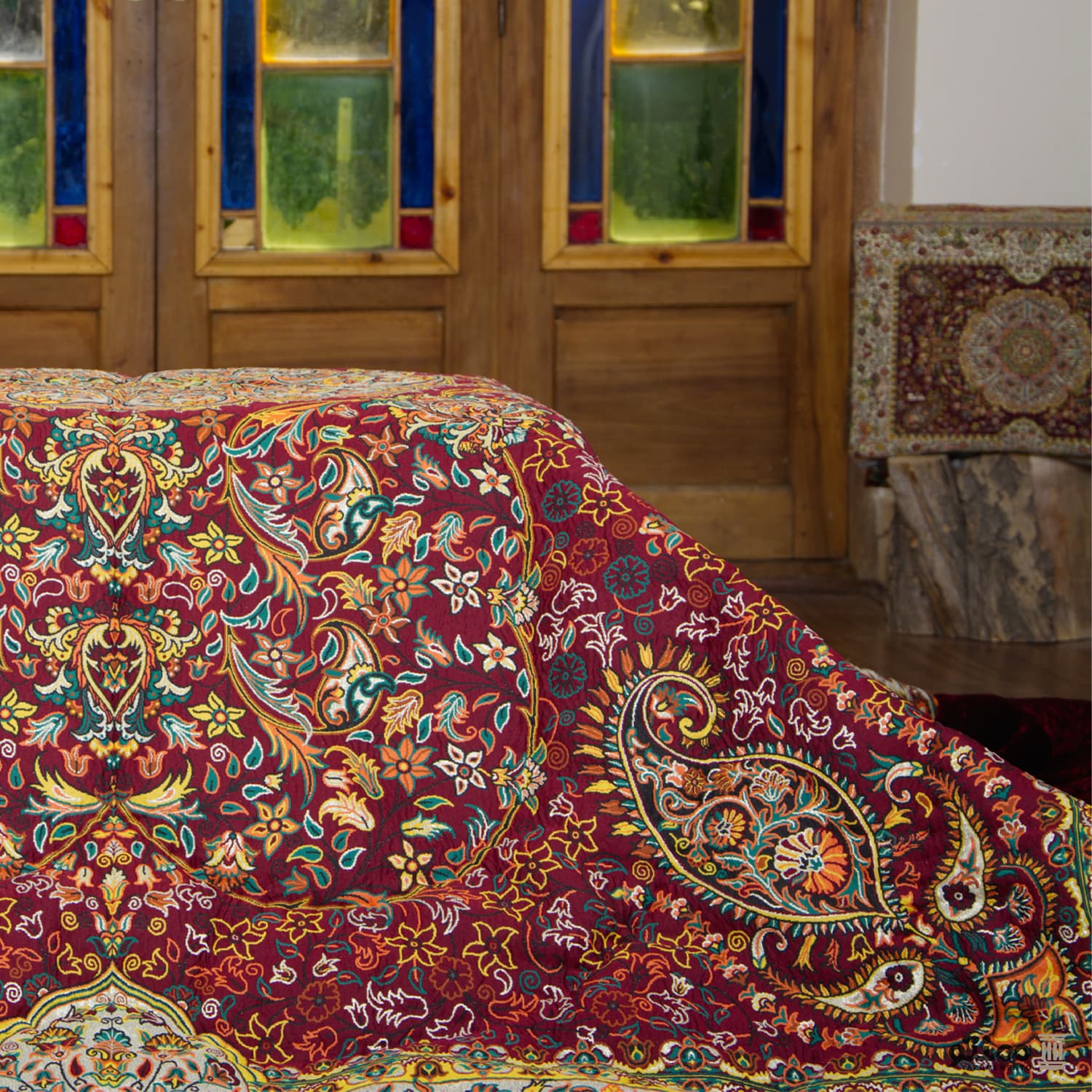 لحاف کرسی دست دوز ترمه طرح افشار رنگ زرشکی — تصویر ۴