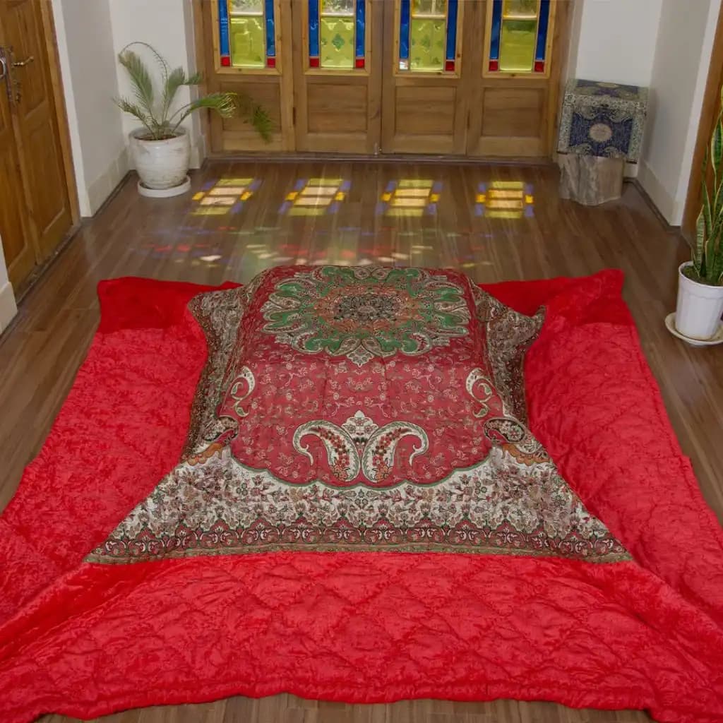 لحاف کرسی دست دوز ترمه طرح ترنج رنگ قرمز و زرشکی — تصویر ۹