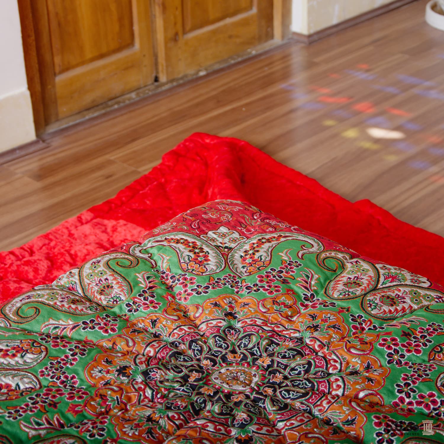 لحاف کرسی دست دوز ترمه طرح ترنج رنگ قرمز و زرشکی — تصویر ۸