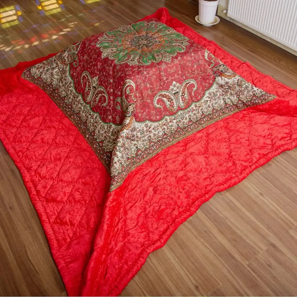لحاف کرسی دست دوز ترمه طرح ترنج رنگ قرمز و زرشکی — تصویر ۱۰