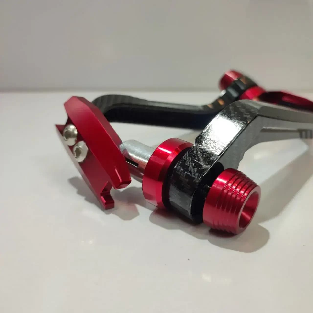 هندگارد | محافظ دسته فلزی موتور سیکلت طرح کربن – مشکی قرمز — تصویر ۳