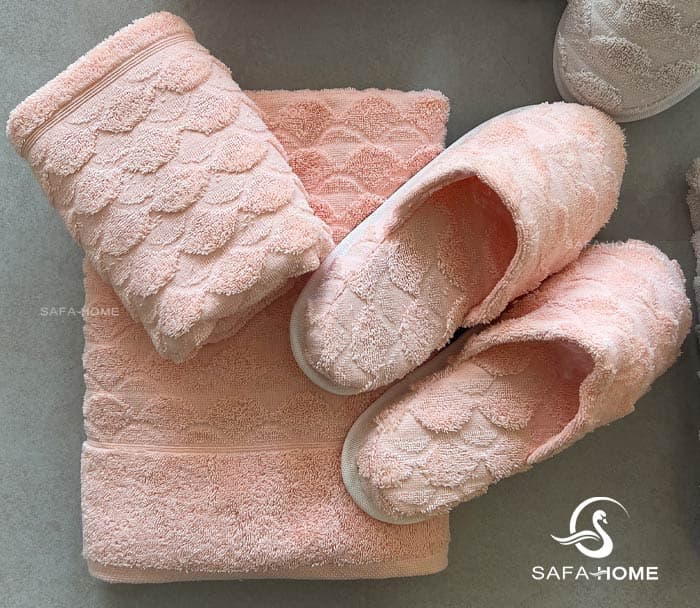 سرویس حوله عروس و داماد مدل ونتو دو رو آبگیر استخوانی و گلبهی — تصویر ۲