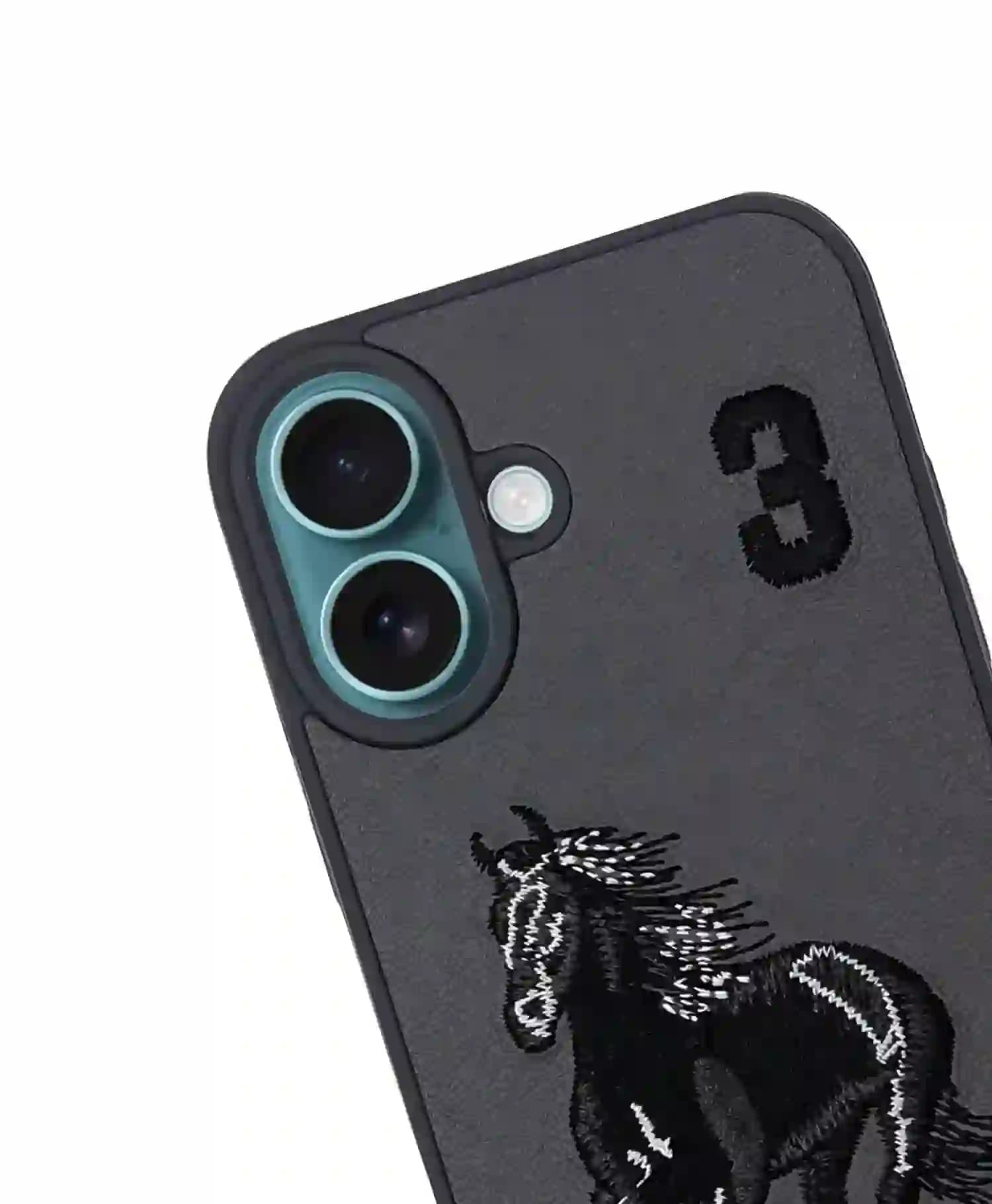قاب پولو طرح برجسته اسب مشکی گوشی موبایل Iphone 16 — تصویر ۲