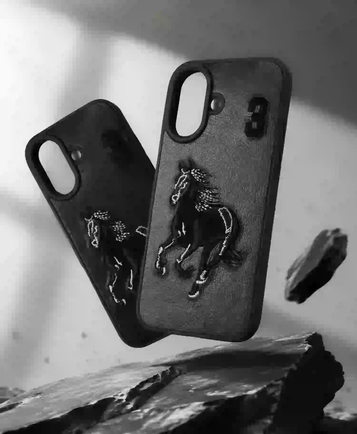 قاب پولو طرح برجسته اسب مشکی گوشی موبایل Iphone 16 — تصویر ۴