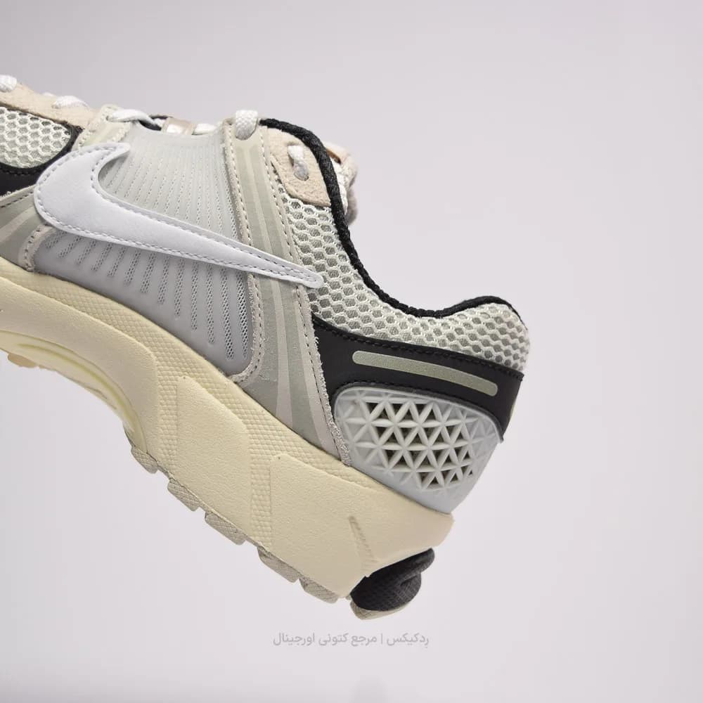 کتونی Nike مدل Zoom Vomero 5 – FN7649-110 — تصویر ۴