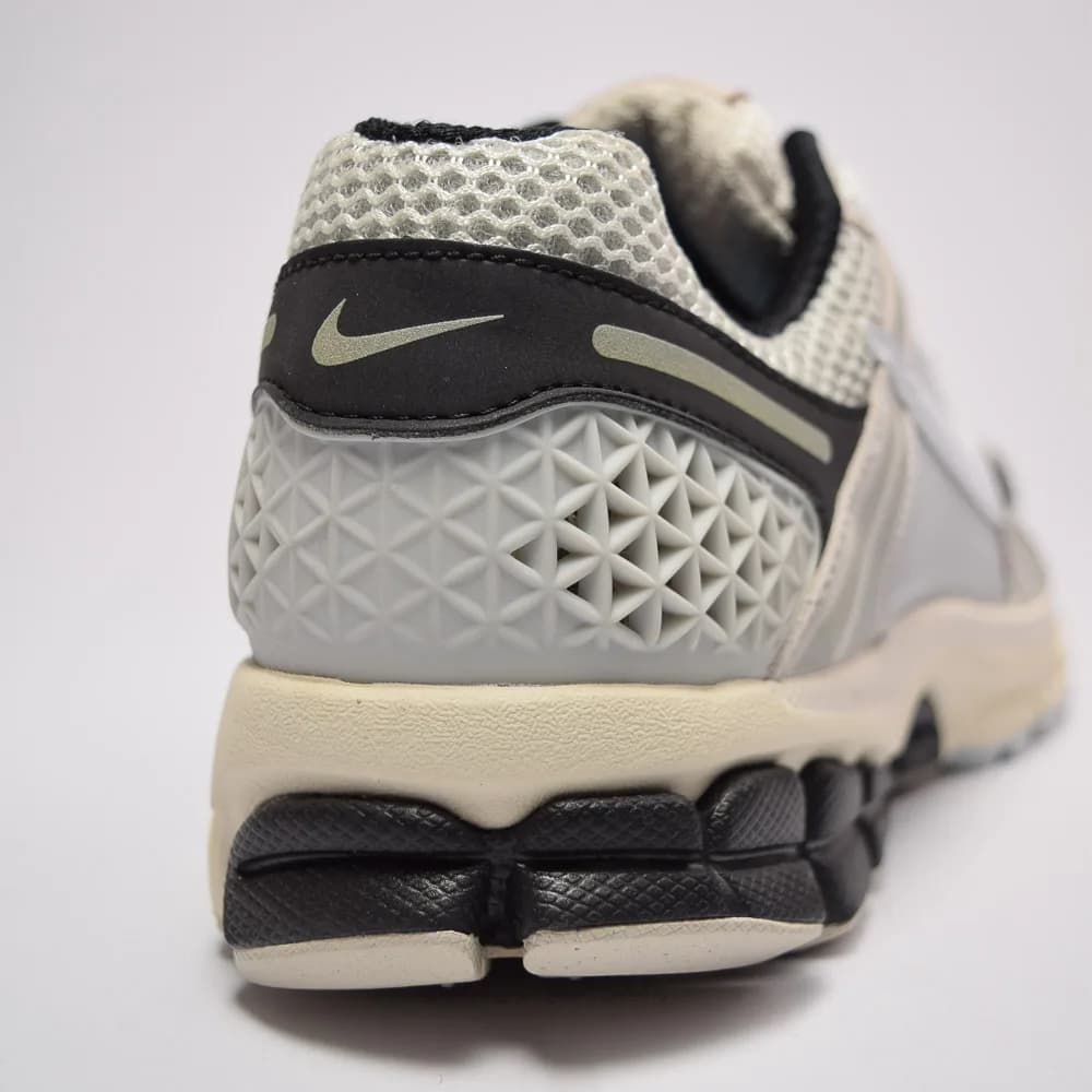 کتونی Nike مدل Zoom Vomero 5 – FN7649-110 — تصویر ۸