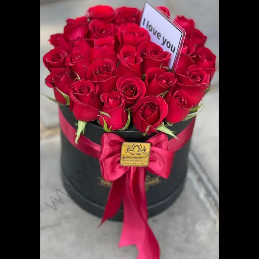 باکس گل مشکی با رزهای سرخ 25 شاخه — تصویر ۲
