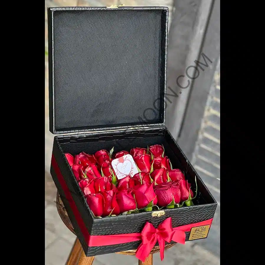 باکس مشکی با رز قرمز 25 شاخه — تصویر ۲