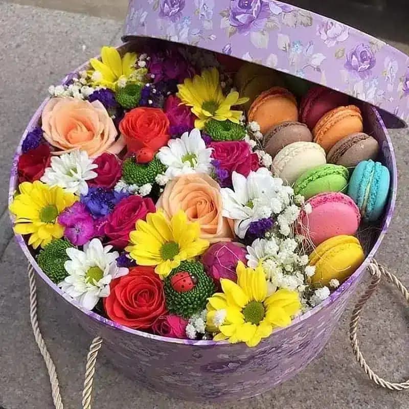 باکس گل ترکیب گلهای مینیاتور به همراه ماکارون یا شکلات — تصویر ۳