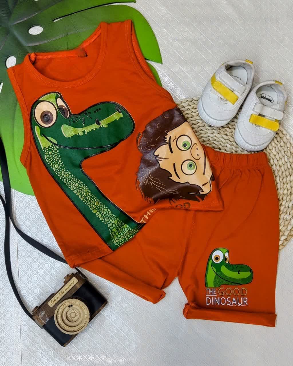 تاپ و شلوارک اسپرت دایناسور و پسرک — تصویر ۳