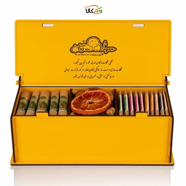 جعبه هدیه چوبی شکلات، دمنوش و آجیل تو چنان در دل من رفته که جان در بدنی وگان – 14 عددی — تصویر ۲