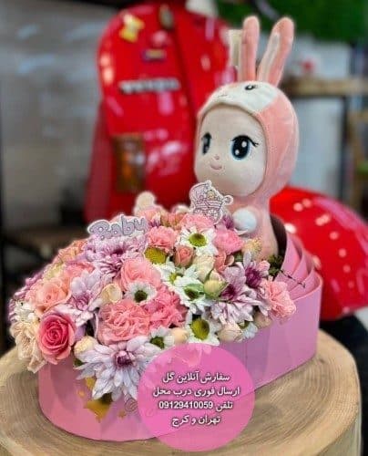 دسته گل و کیک تولد برای دیدن نوزاد