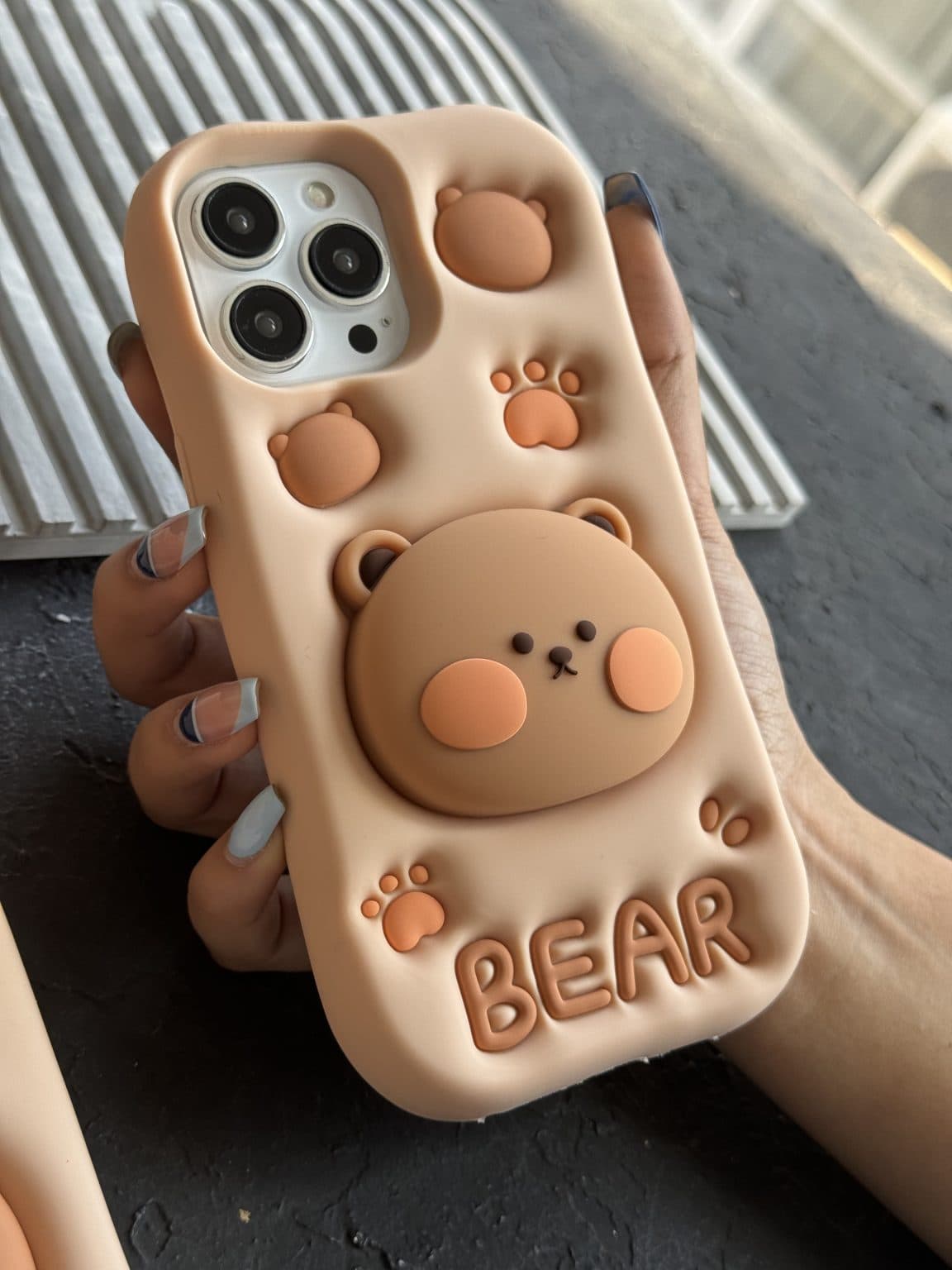 قاب موبایل آیفون پنجه خرس تدی قهوه ای ( Bear ) سیلیکونی استندشو — تصویر ۳