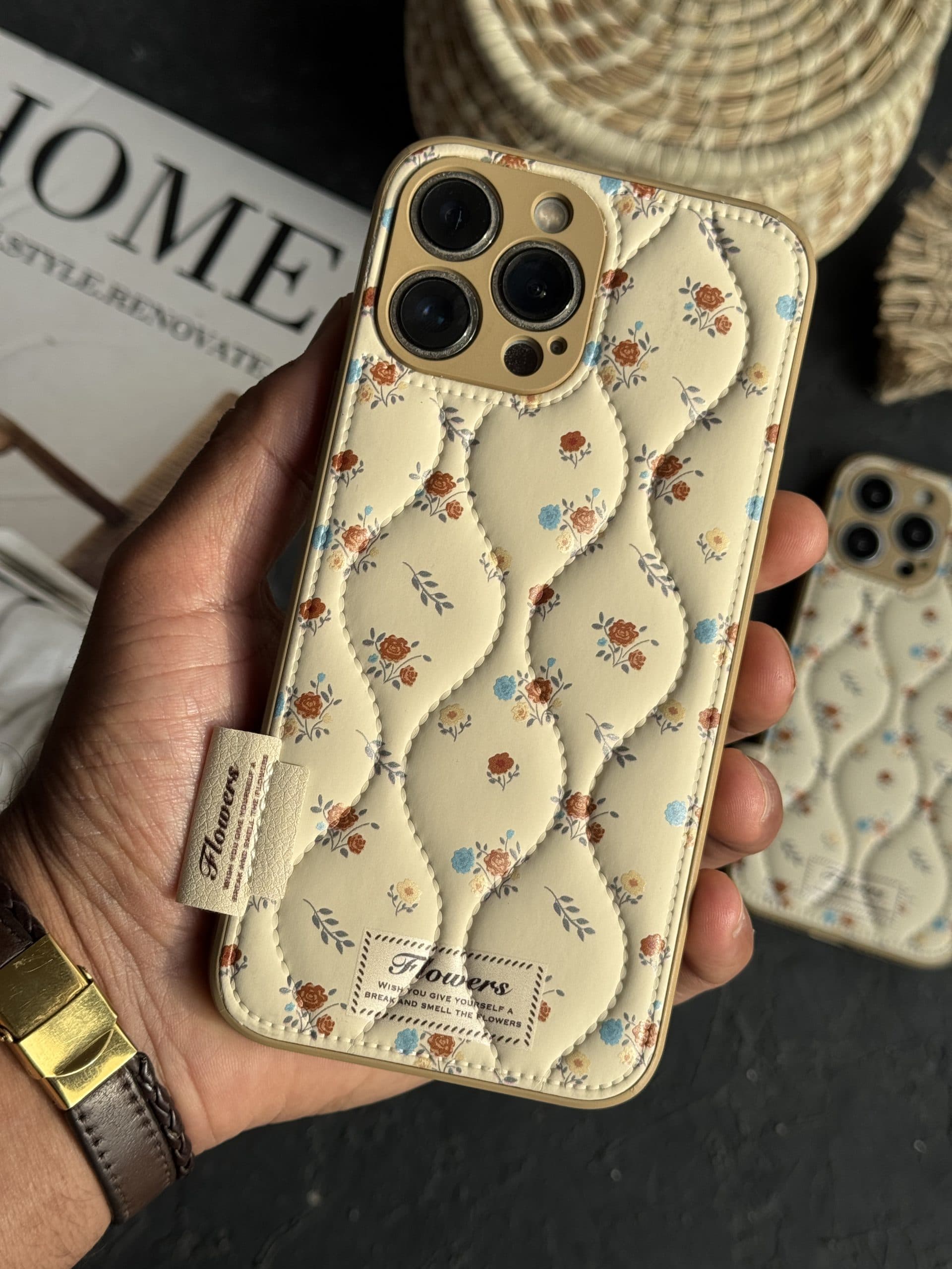 قاب موبایل آیفون گل رزالین پافری بالشتی — تصویر ۳