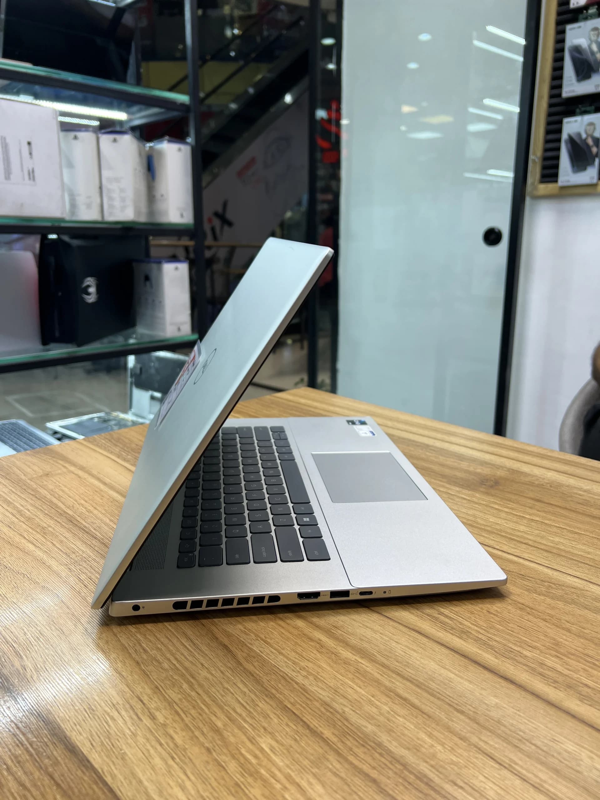 دل ۷۶۳۰ دست دوم ۱۵.۶ اینچی Dell inspiron (7630) Core i7-13 -۳۲GB-256GB-نقره ای — تصویر ۳
