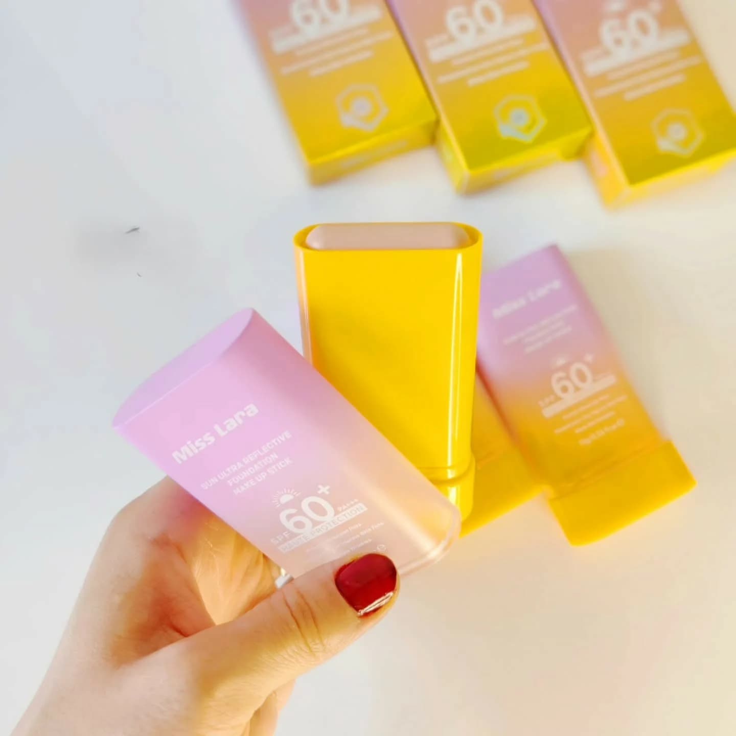 ضدآفتاب استیکی رنگی SPF 60 میس لارا — تصویر ۵