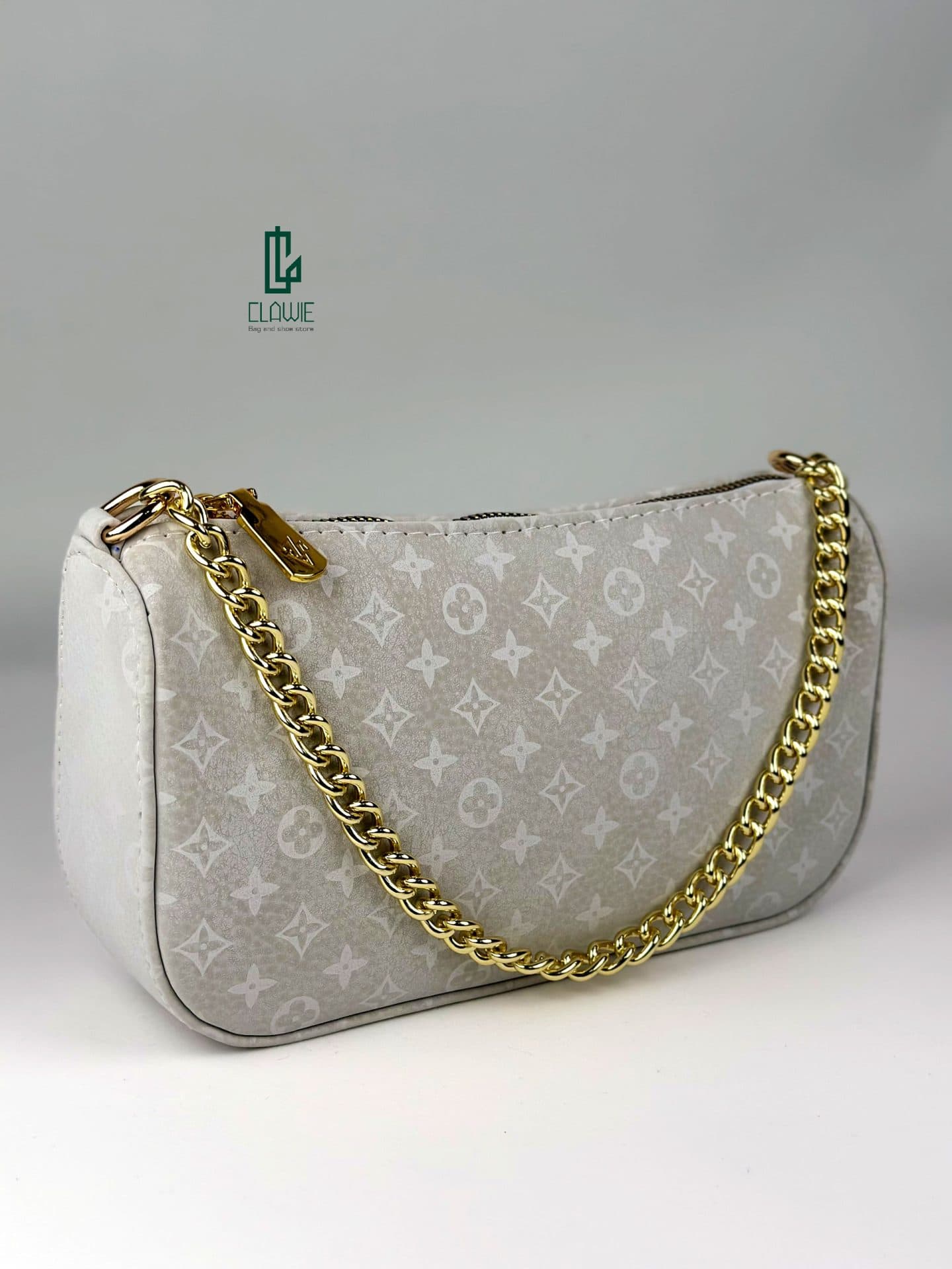 کیف پاسپورتی : Louis Vuitton leather — تصویر ۲