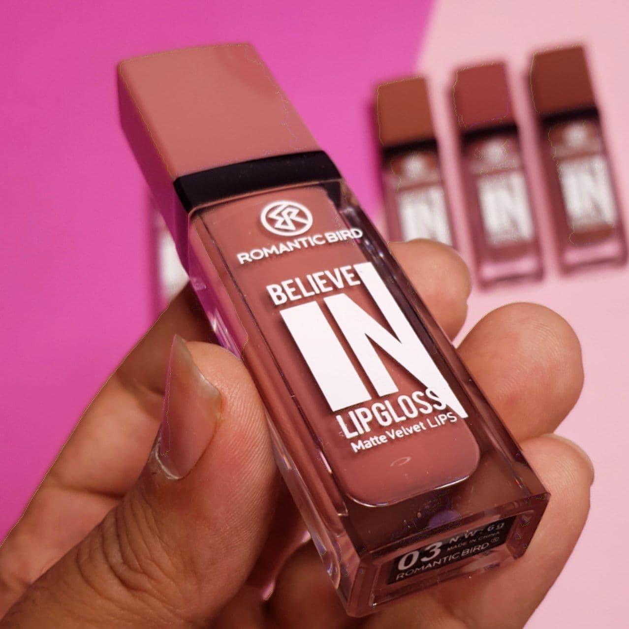 رژلب مایع مات رمانتیک برد ROMANTIC BIRD مدل بیلیو این لیپ گلاس believe in lip gloss — تصویر ۴