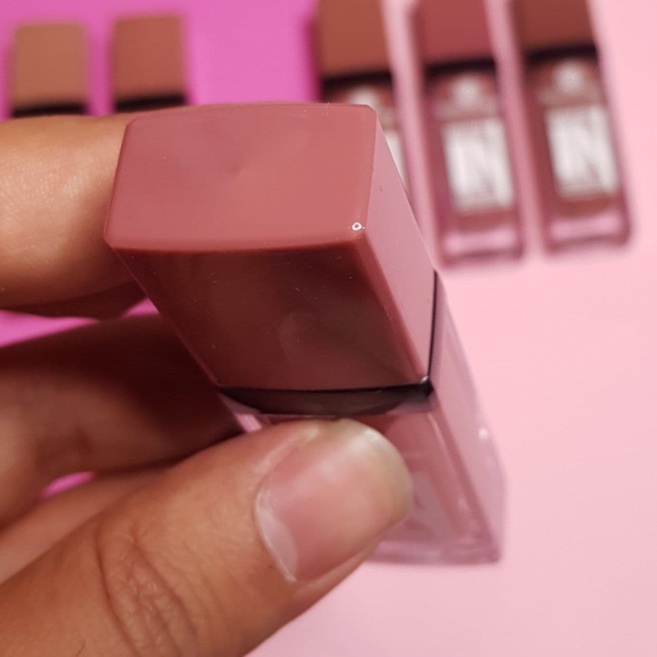 رژلب مایع مات رمانتیک برد ROMANTIC BIRD مدل بیلیو این لیپ گلاس believe in lip gloss — تصویر ۵