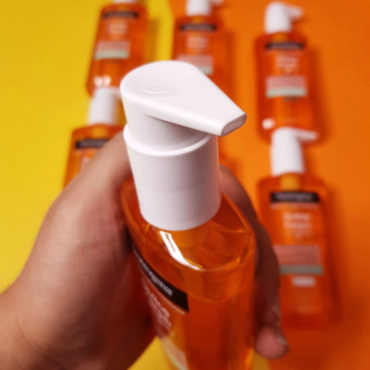 ژل شستشو صورت نوتروژیناNeutrogena مدل ضد جوش 2% سالیسیلیک حجم 200 میل — تصویر ۵