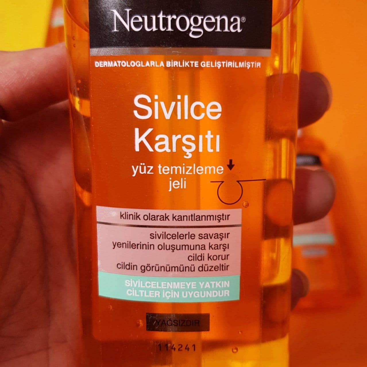 ژل شستشو صورت نوتروژیناNeutrogena مدل ضد جوش 2% سالیسیلیک حجم 200 میل — تصویر ۴
