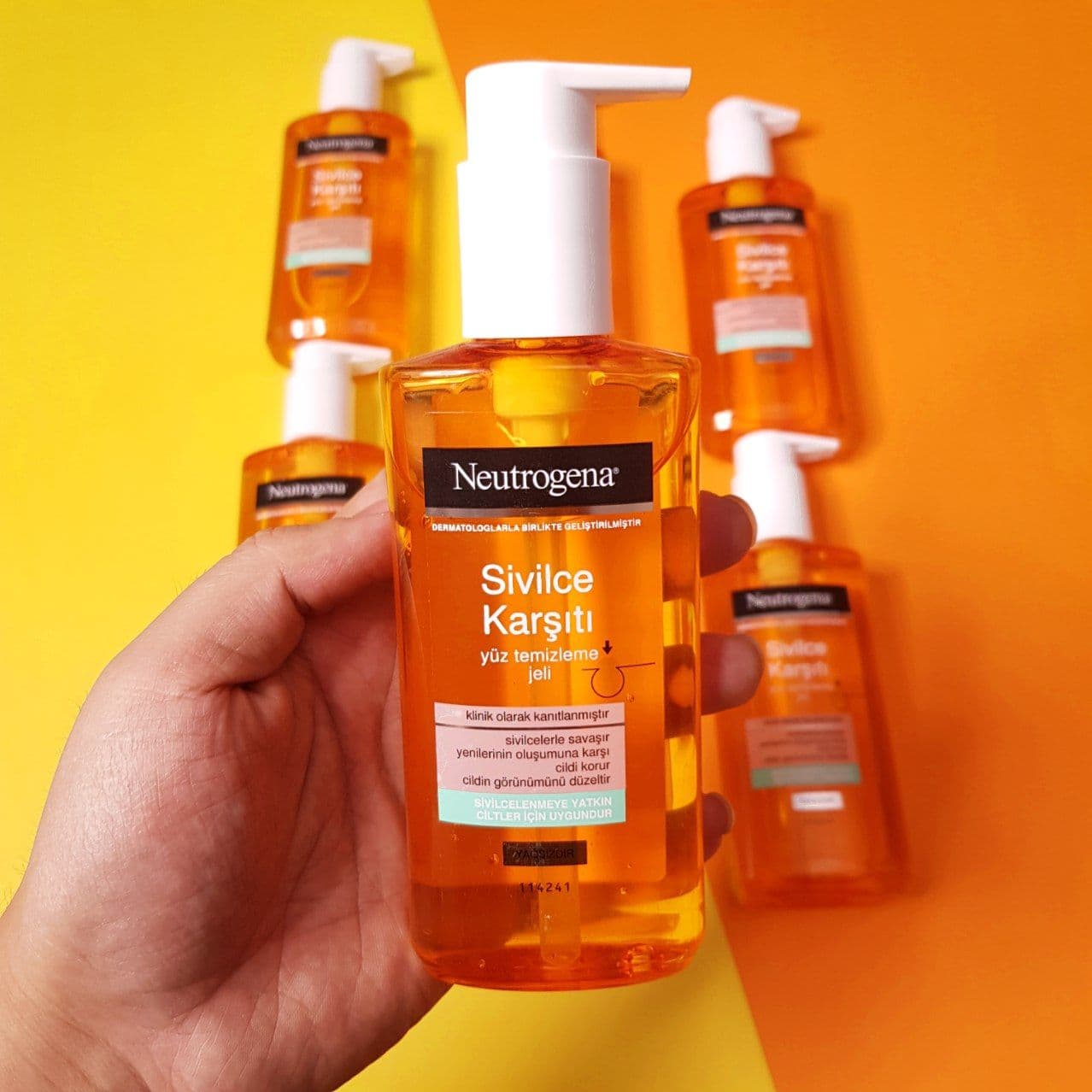 ژل شستشو صورت نوتروژیناNeutrogena مدل ضد جوش 2% سالیسیلیک حجم 200 میل — تصویر ۳