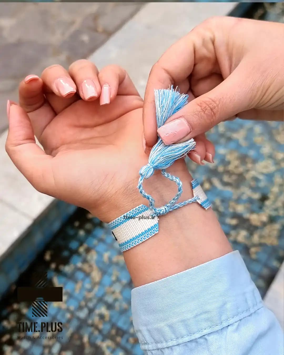 دستبند بافت دیور آبی کمرنگ — تصویر ۴