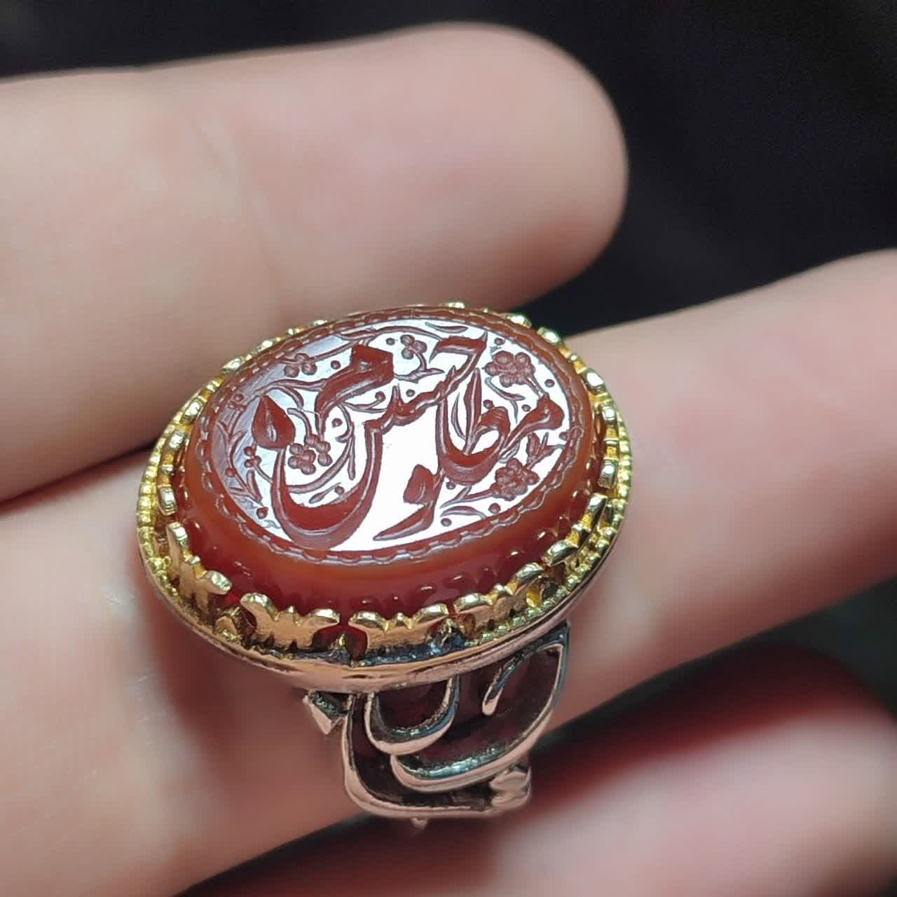 انگشتر آلیاژی باسنگ عقیق قرمز حکاکی مظلوم حسین کد 5991 — تصویر ۳