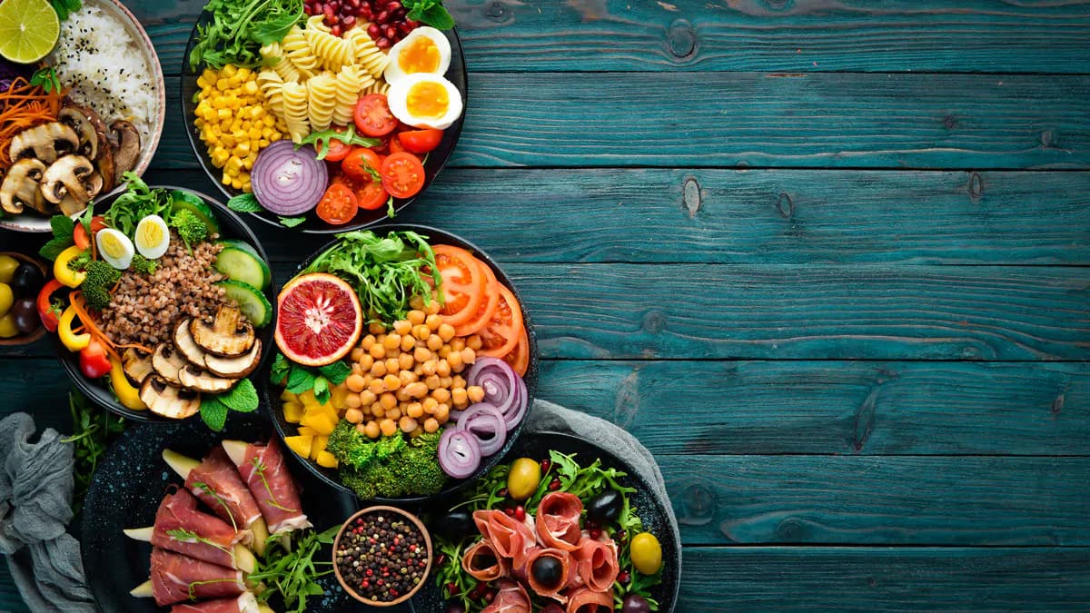 عکس استوک غذاهای سالم با بک گراند چوب