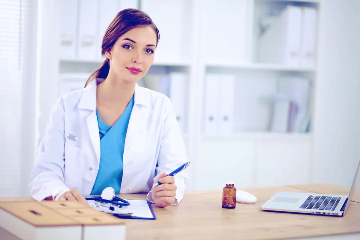پزشک زن پشت میز کار