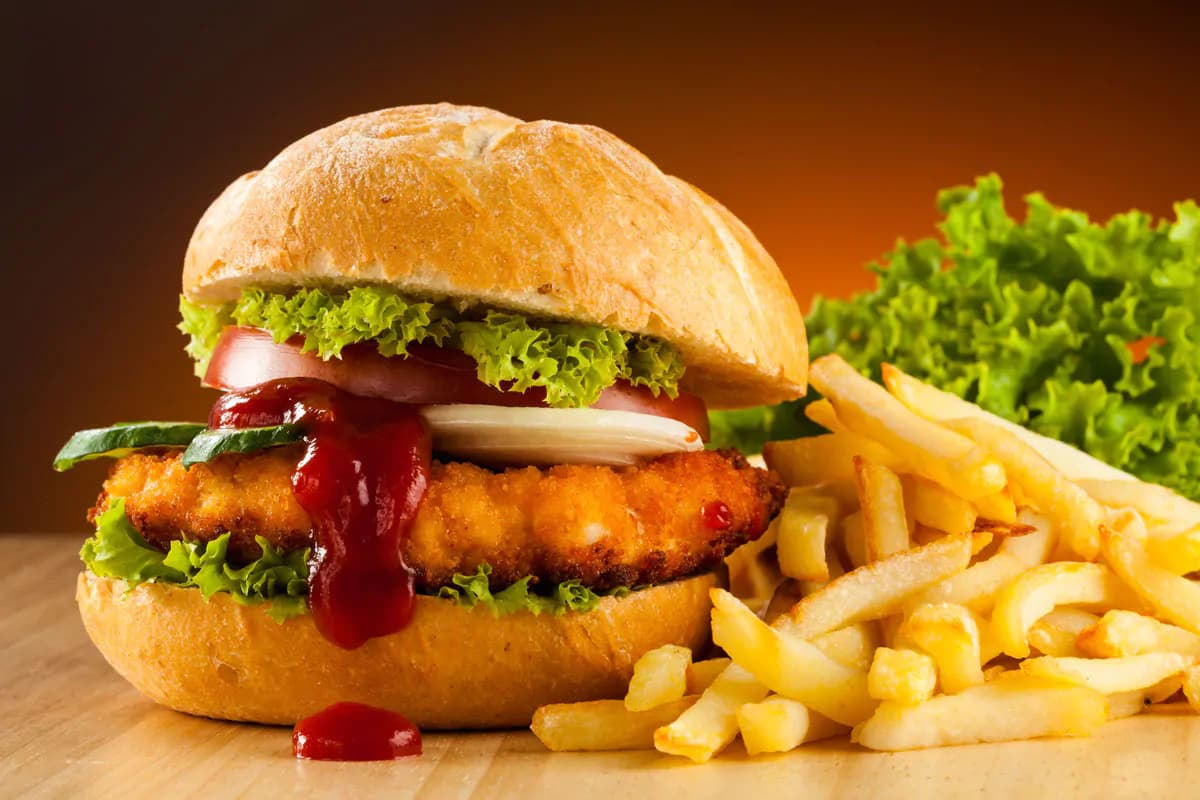 عکس استوک همبرگر با سیب زمینی و سبزیجات