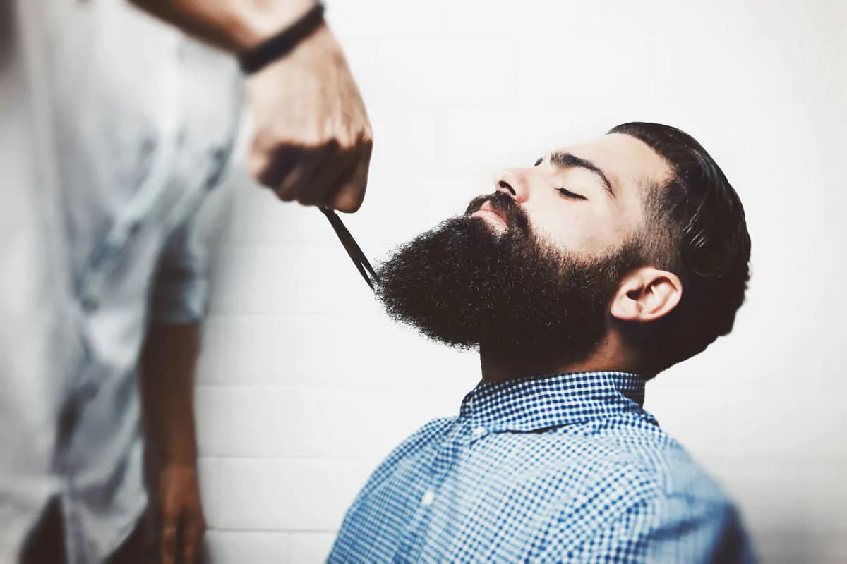 عکس استوک اصلاح و صاف کردن ریش