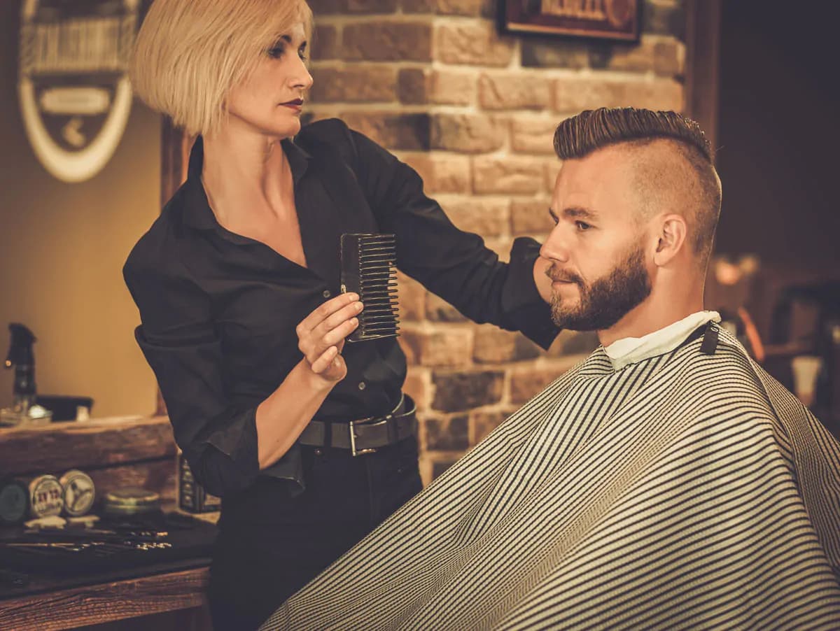 عکس استوک آرایشگاه و آرایشگر