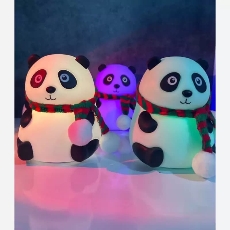 چراغ خواب سیلیکونی RGB مدل پاندای نشسته با شال گردن — تصویر ۷