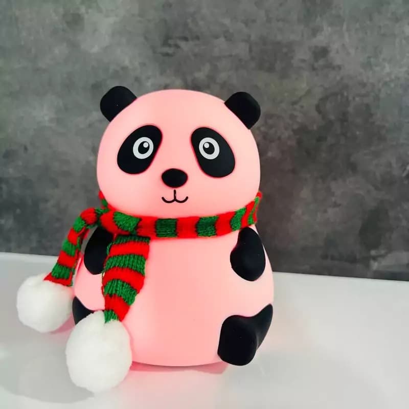 چراغ خواب سیلیکونی RGB مدل پاندای نشسته با شال گردن — تصویر ۵