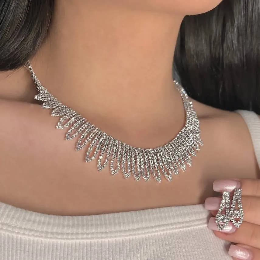 نیم ست گردنبند و گوشواره زنانه جواهری فول نگین کاری شده رنگ نقره ای ضد حساسیت رنگ ثابت کد ztk