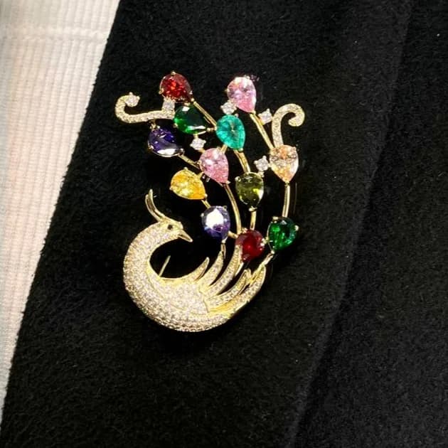 سنجاق سینه زنانه یونیک طاووس نگین کاری شده پر جواهری رنگی تک مروارید دار آبکاری نقره ضد حساسیت رنگ ثابت کد ztk