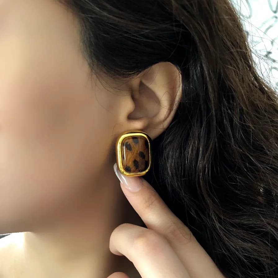 گوشواره زنانه مدل مستطیلی پلنگی رنگ قهوه ای و طوسی میناکاری شده ضد حساسیت رنگ ثابت کد zsm