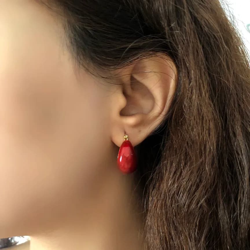 گوشواره زنانه مدل نیم حلقه رنگ قرمز و کرم میناکاری شده ضد حساسیت رنگ ثابت کد zsm
