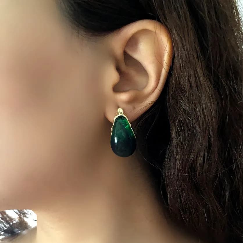 گوشواره زنانه مدل اشکی رنگ سبز و قهوه ای میناکاری شده ضد حساسیت رنگ ثابت کد zsm