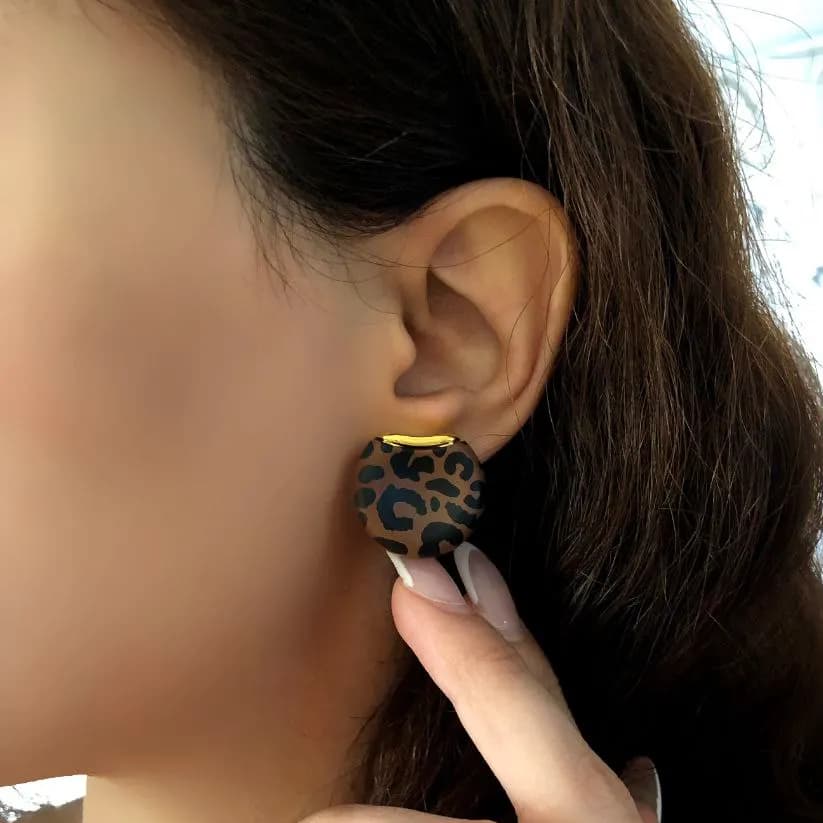 گوشواره زنانه مدل پلنگی رنگ قهوه ای و کرم میناکاری شده ضد حساسیت رنگ ثابت کد zsm — تصویر ۴