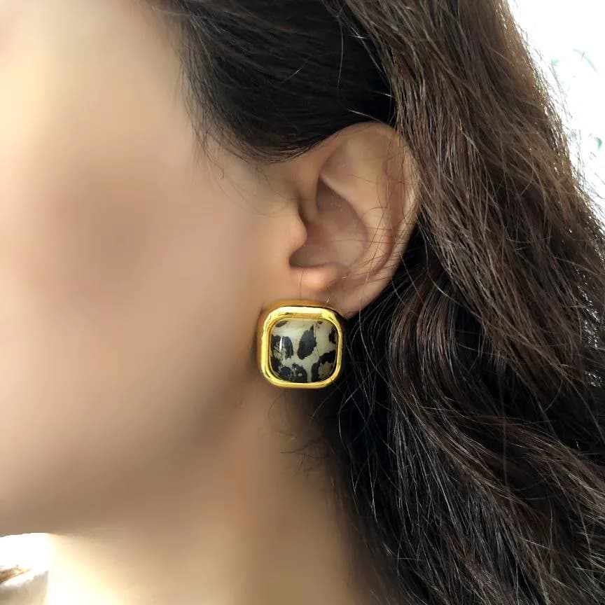 گوشواره زنانه مدل پلنگی رنگ قهوه ای و طوسی میناکاری شده ضد حساسیت رنگ ثابت کد zsm — تصویر ۴