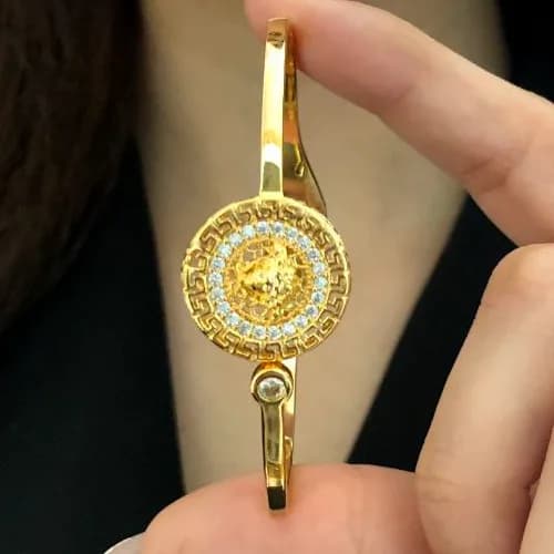 دستبند بنگل زنانه مدل ورساچه Versace نگین کاری شده رنگ طلایی جنس برنجی با آبکاری نقره ضد حساسیت رنگ ثابت کد zsm — تصویر ۲