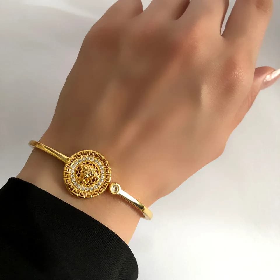 دستبند بنگل زنانه مدل ورساچه Versace نگین کاری شده رنگ طلایی جنس برنجی با آبکاری نقره ضد حساسیت رنگ ثابت کد zsm — تصویر ۴