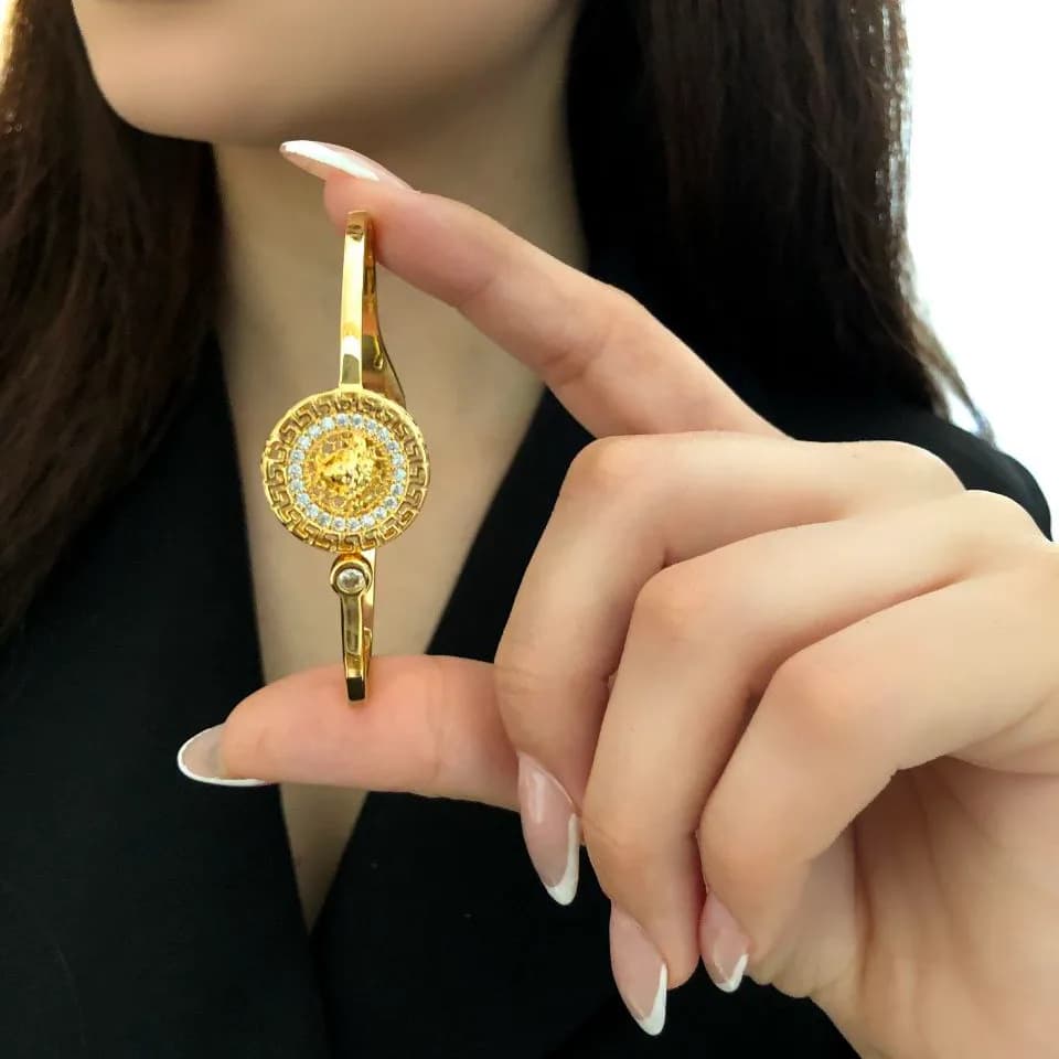 دستبند بنگل زنانه مدل ورساچه Versace نگین کاری شده رنگ طلایی جنس برنجی با آبکاری نقره ضد حساسیت رنگ ثابت کد zsm — تصویر ۳