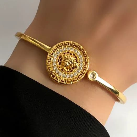 دستبند بنگل زنانه مدل ورساچه Versace نگین کاری شده رنگ طلایی جنس برنجی با آبکاری نقره ضد حساسیت رنگ ثابت کد zsm