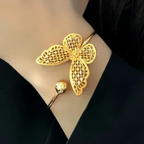 دستبند بنگل زنانه طرح پروانه رنگ طلایی جنس برنجی با آبکاری نقره ضد حساسیت رنگ ثابت کد zsm — تصویر ۳