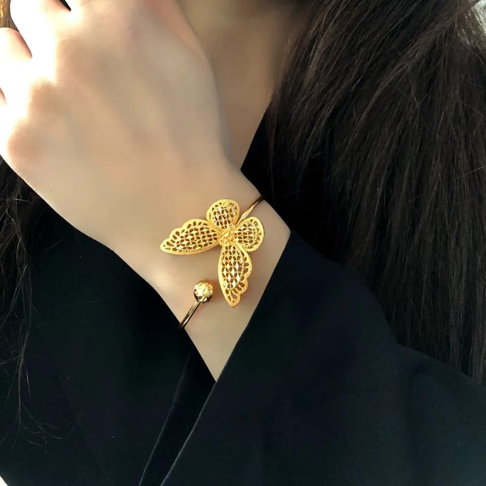 دستبند بنگل زنانه طرح پروانه رنگ طلایی جنس برنجی با آبکاری نقره ضد حساسیت رنگ ثابت کد zsm — تصویر ۴